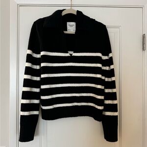 Abercrombie & Fitch Black and White V-Neck Sweater